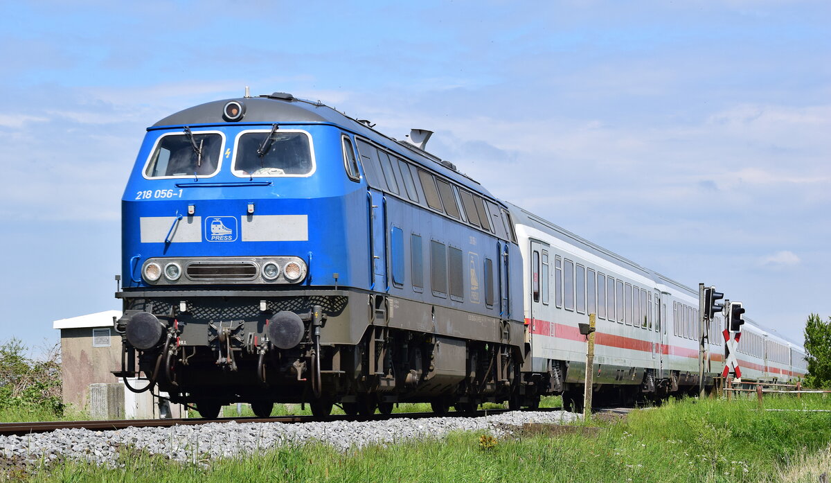 218 056-1 überquert mit einem IC in Richtung Husum zwischen Struckum und Hattstedt die Arlau.

Struckum 02.05.2021