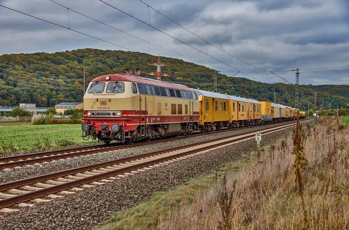 218 105-5 ist am 13.10.16 mit einen Bauzug in Richtung Würzburg unterwegs gesehen bei Harrbach.