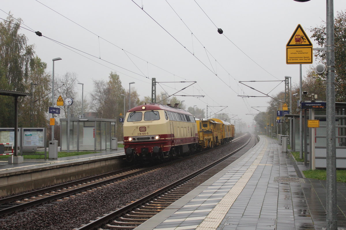 218 105 - 5 mit Bauzug Richtung Hamburg  am 24.10.17 im Bahnhof Wrist