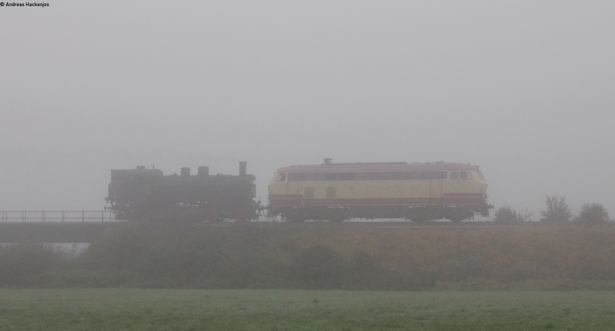 218 105-5 mit 93 1360 als Tfzf 83574 (Blumberg-Zollhs-Rottweil) bei Hintschingen 3.10.14