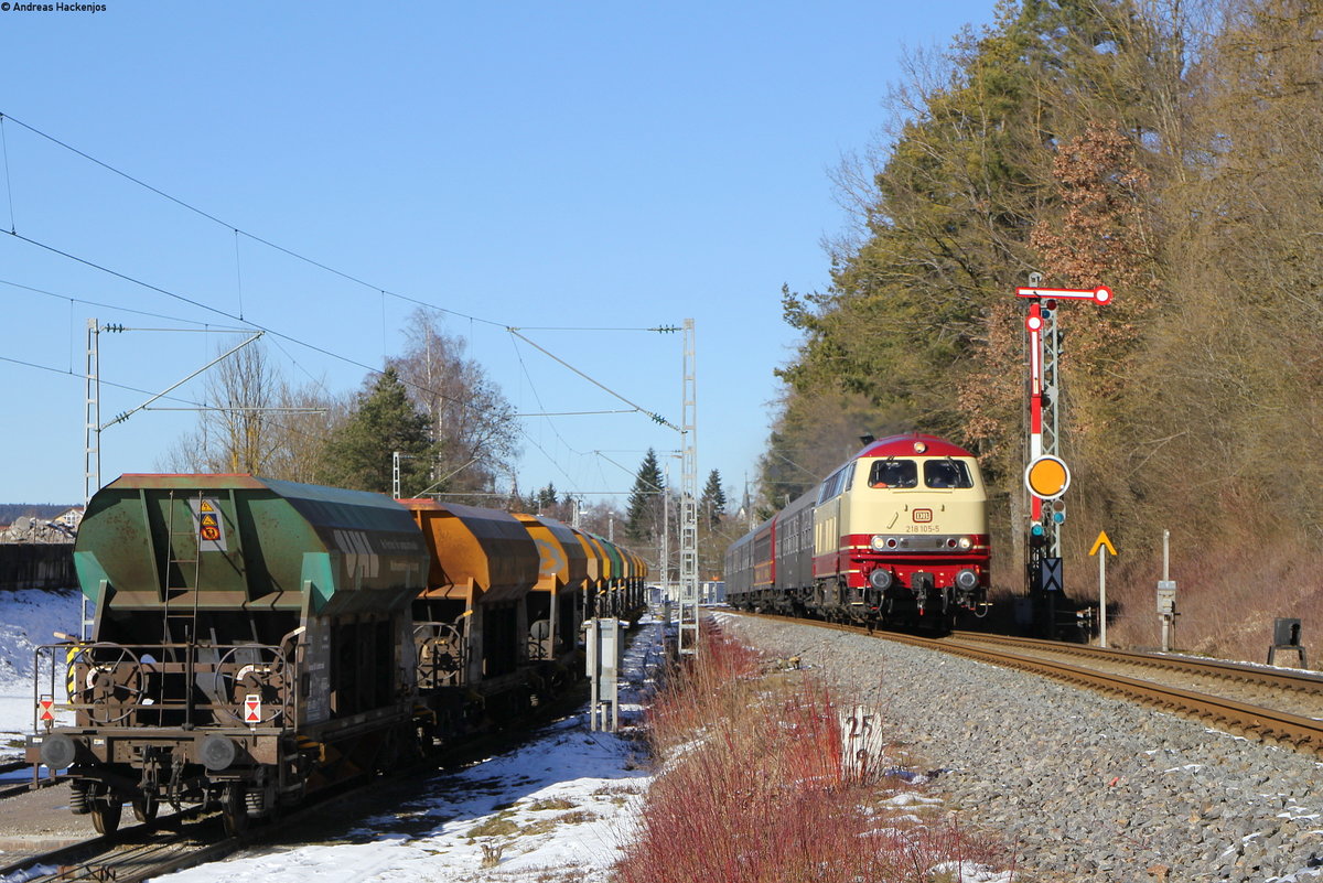 218 105-5 mit dem DbZ 93040 (Villingen(Schwarzw)-Rottweil) bei Villingen 6.2.20. Die Stelle ist von hintenher legal erreichbar