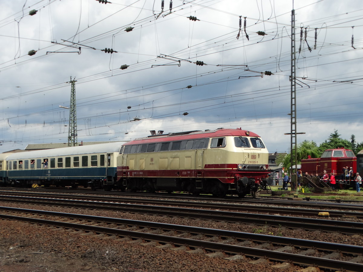 218 105-5 mit Pendelzug am 18.06.16 in Koblenz von einen Gehweg aus fotografiert
