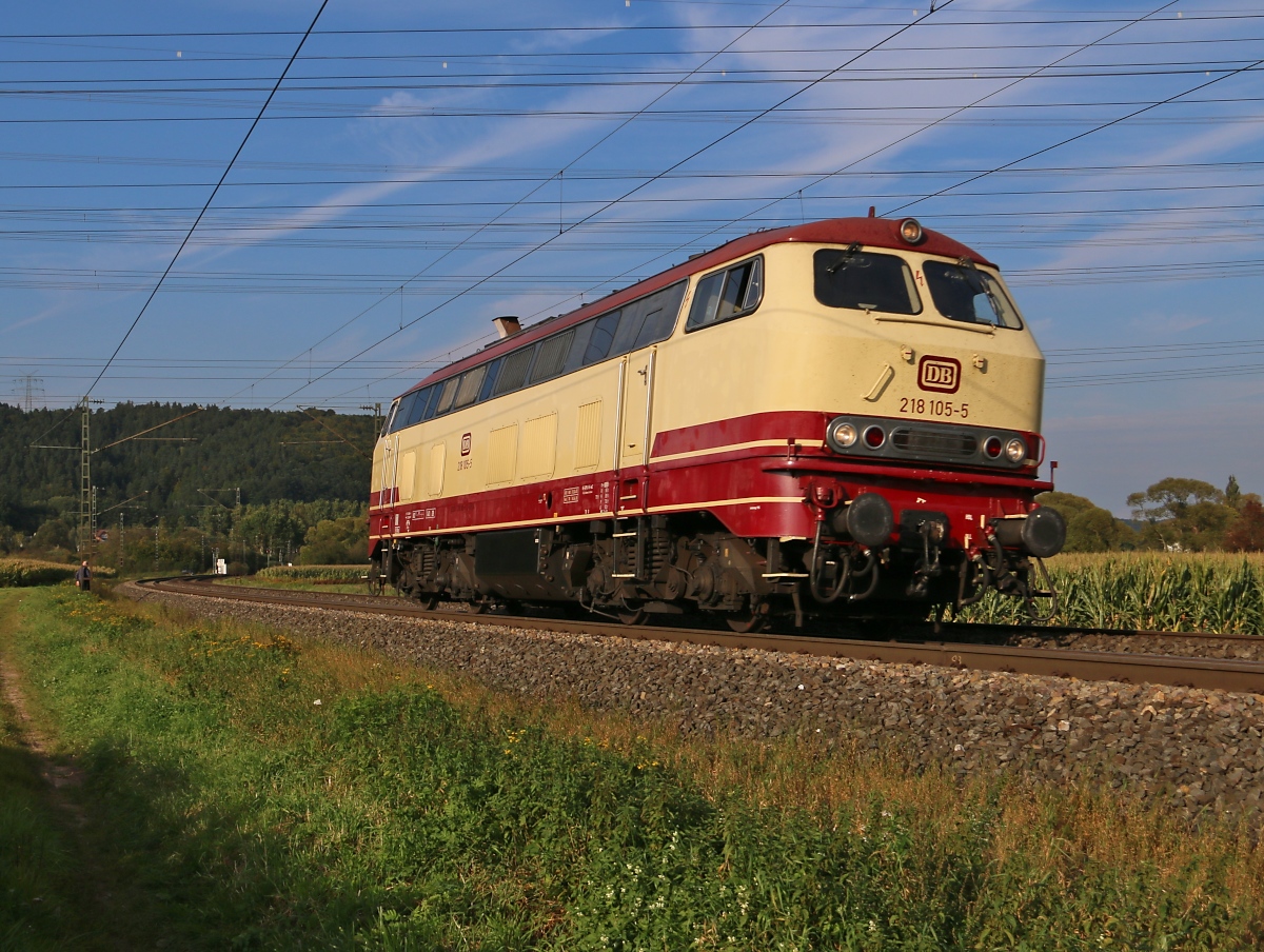 218 105-5 der NeSA als Tfzf in Fahrtrichtung Süden. Aufgenommen am 22.09.2017 zwischen Mecklar und Ludwigsau-Friedlos.