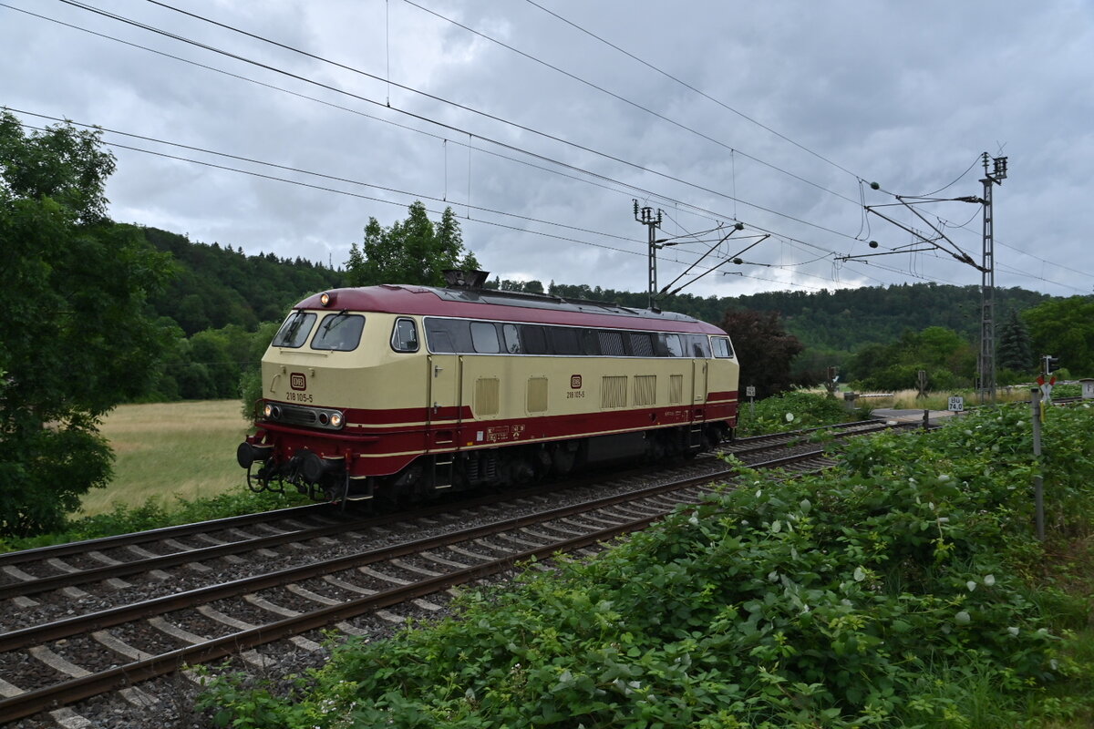 218 105-5 der NeSA bei der Durchfahrt in Herbolzheim am  30.6.2021 gen Untergriesheim. 
Überignes sollte der Tf das Bild hier entdecken, besten Gruß zurück, wenn auch nur leise.