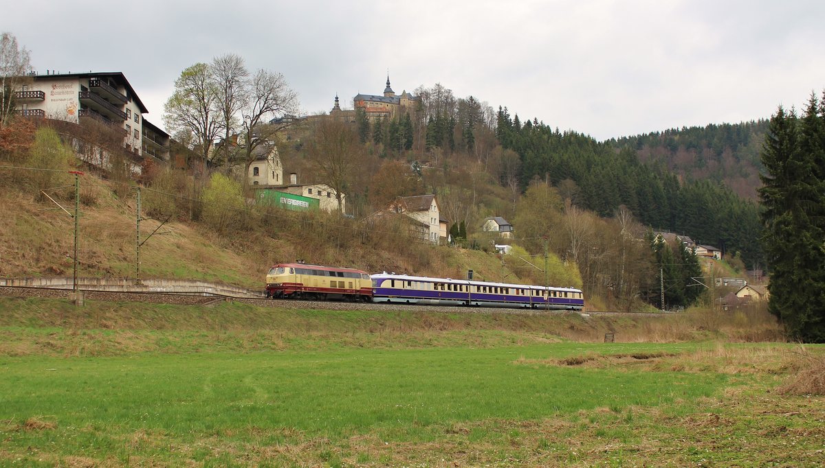 218 105-5 überführte den SVT 137 234 am 08.04.17 von Delitzsch nach Crailsheim und am 09.04.17 weiter bis Friedrichshafen. Das Bild entstand in Lauenstein mit der Burg. Der Triebwagen ist vom 09.04.17, bis 19.04.17 in Friedrichshafen zu sehen. Gruß an den Tf zurück :).