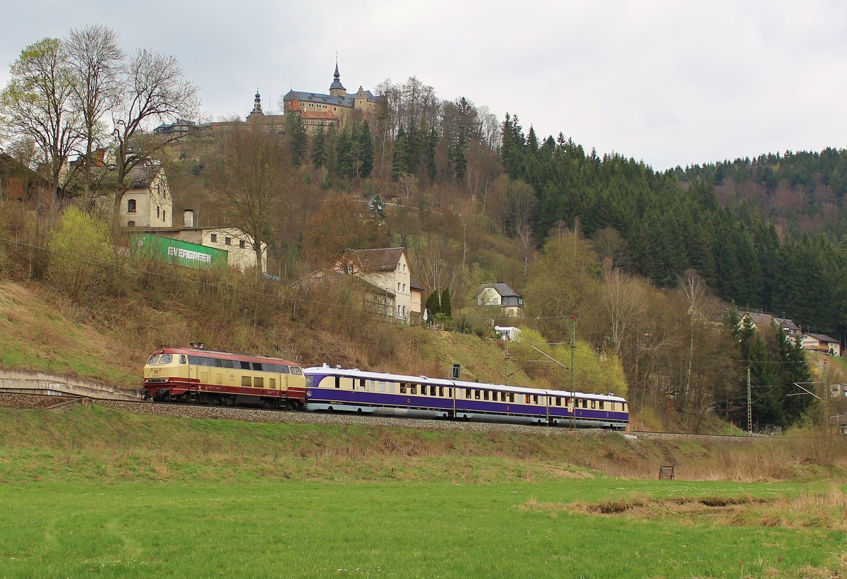 218 105-5 überführte den SVT 137 234 am 08.04.17 von Delitzsch nach Crailsheim und am 09.04.17 weiter bis Friedrichshafen. Das Bild entstand in Lauenstein mit der Burg. Der Triebwagen ist vom 09.04.17, bis 19.04.17 in Friedrichshafen zu sehen. Gruß an den Tf zurück :)