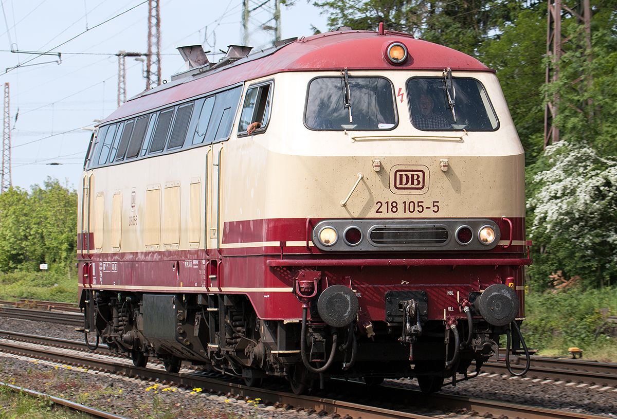 218 105 auf der fahrt durch Ratingen Lintorf am 13.05.2016
