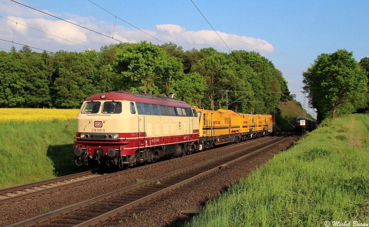 218 105 bei Kirch Göns auf der Main-Weser-Bahn, aufgenommen am 22.05.17.