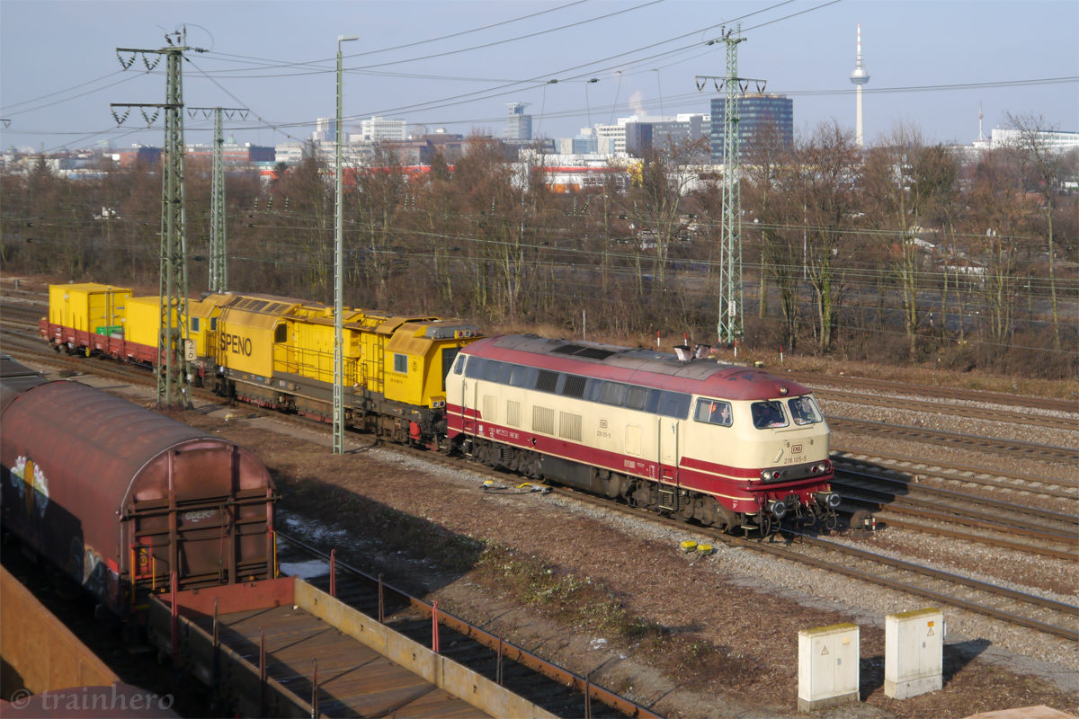 218 105 fährt am 26. Januar 17 mit einem Bauzug durch Mannheim. In wenigen Monaten hat sie Fristablauf.