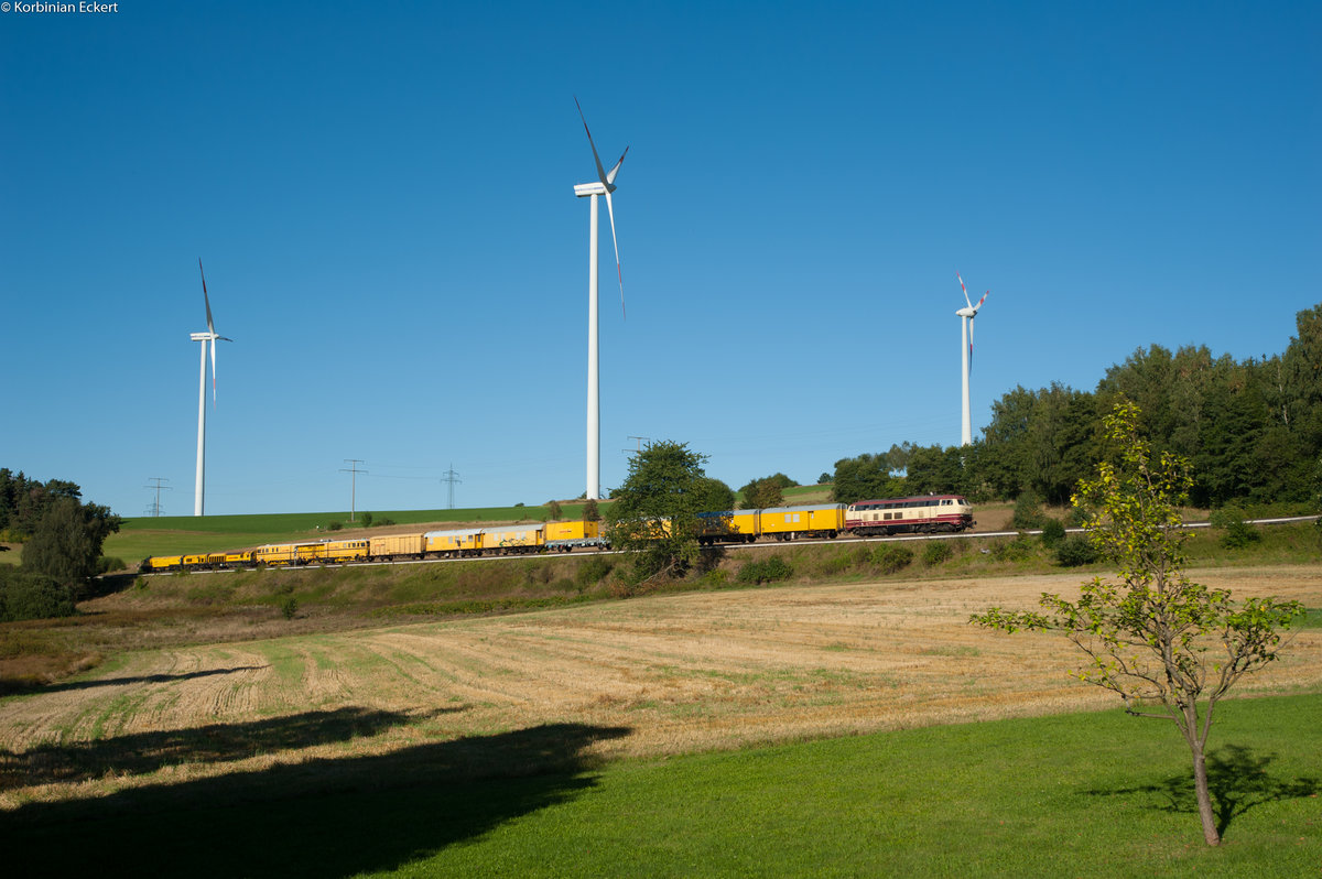 218 105 mit einem Bauzug bei Fattigau Richtung Marktredwitz, 31.08.2016