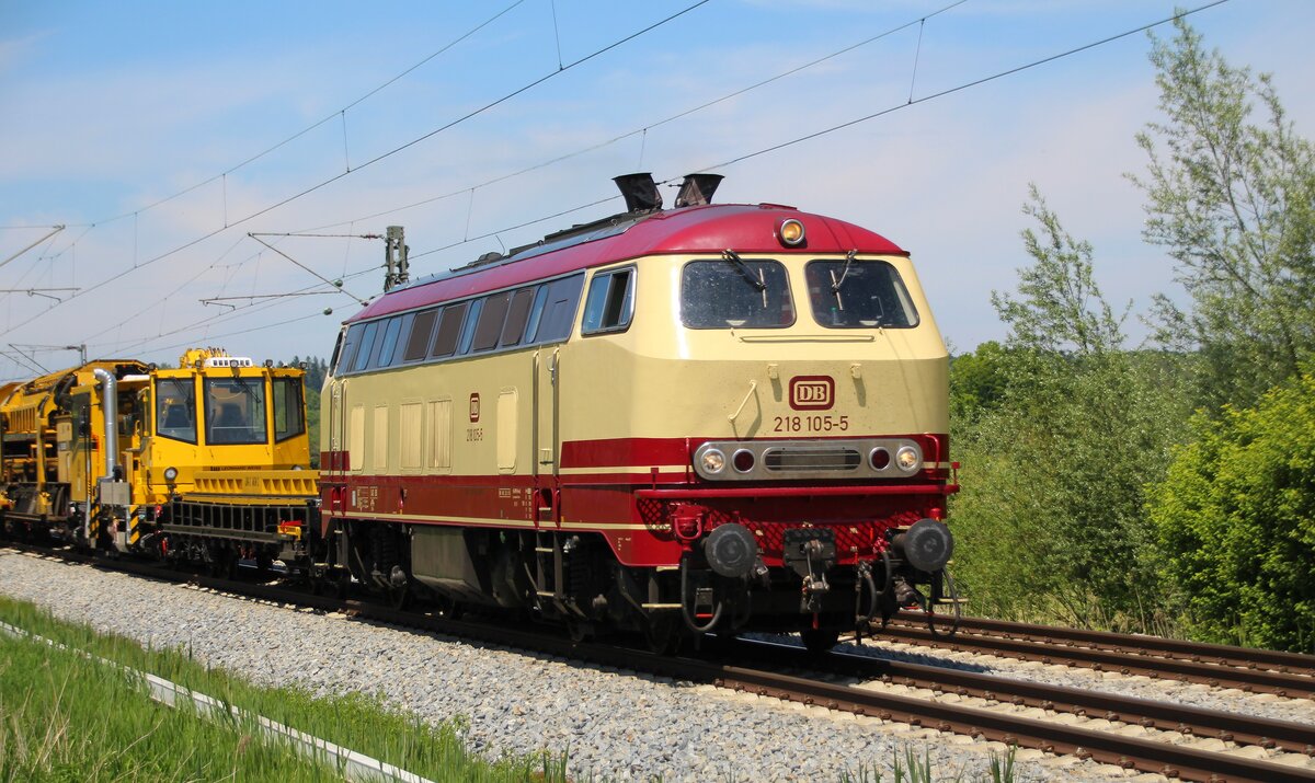 218 105 mit Geweih und Bauzug am Haken unterwegs in Richtung Salzburg. Aufgenommen am 02.06.2021 nahe Bernau.