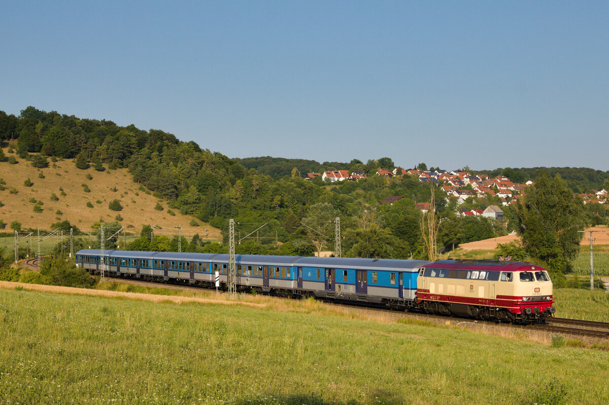 218 105 mit SVG 26771 Radolfzell-Stuttgart am 24.07.2022 zwischen Lonsee und Urspring. 
