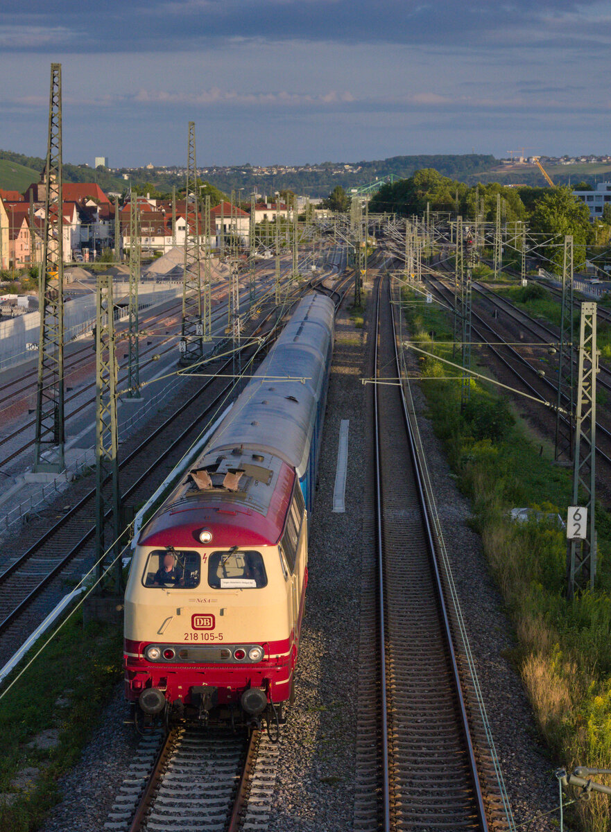 218 105 mit SVG 26771  Freizeitexpress Südbahn  am 06.08.2022 am Eszetsteg in Stuttgart. 