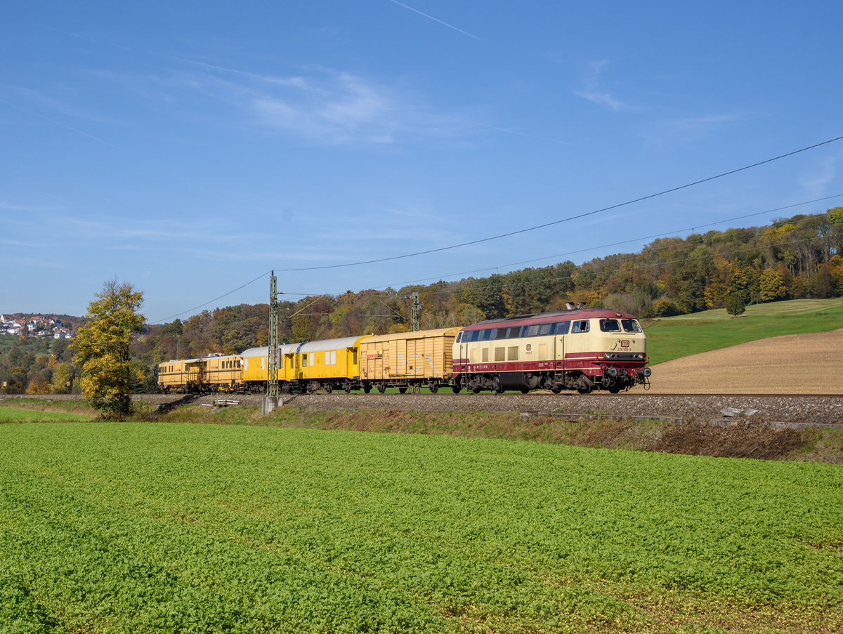 218 105 NESA mit einem kleinen Bauzug in Richtung Ulm bei Uhingen an der Filsa am 17.10.2017.