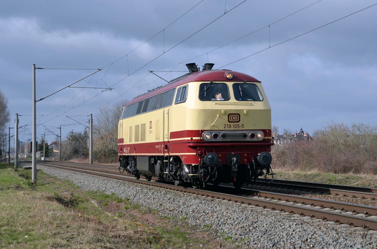 218 105 der Nesa rollte am 21.03.21 als Leerfahrt durch Greppin Richtung Bitterfeld. Sie war unterwegs nach Delitzsch um dort eine Überführung zu übernehmen.