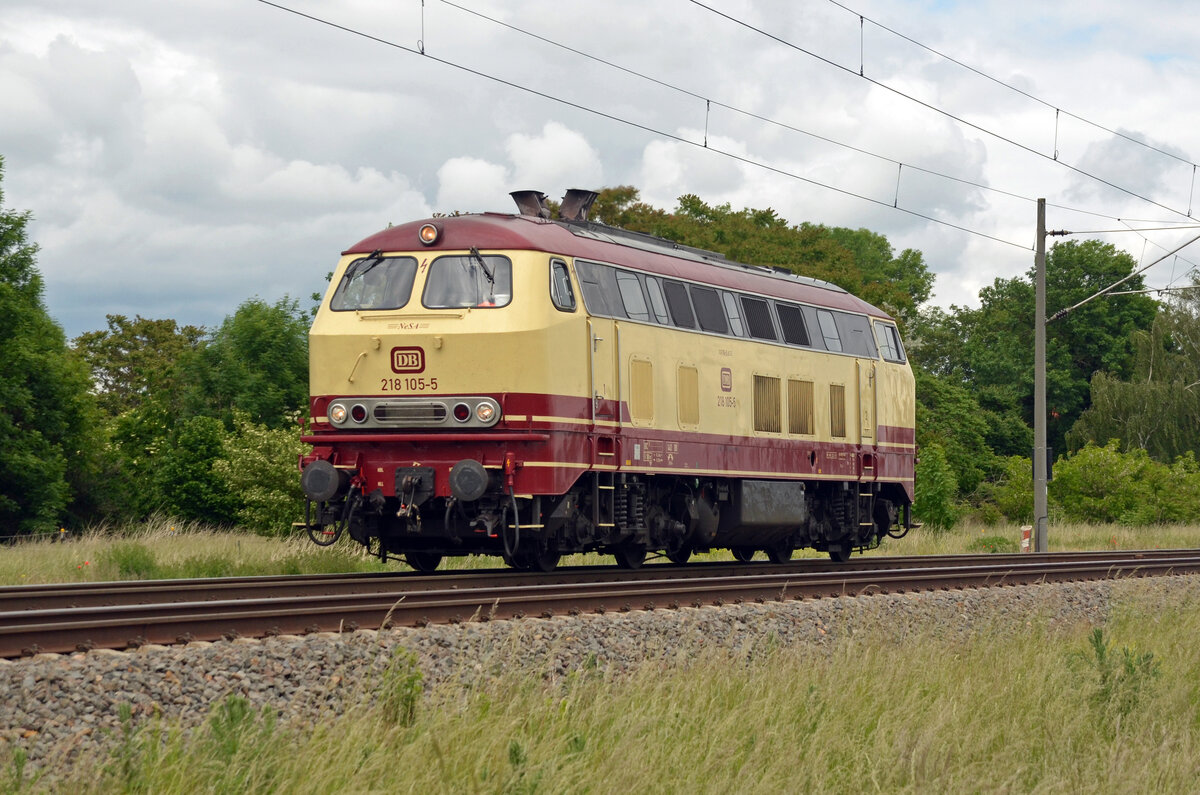 218 105 der Nesa rollte am 29.05.22 Lz durch Braschwitz Richtung Halle(S).
