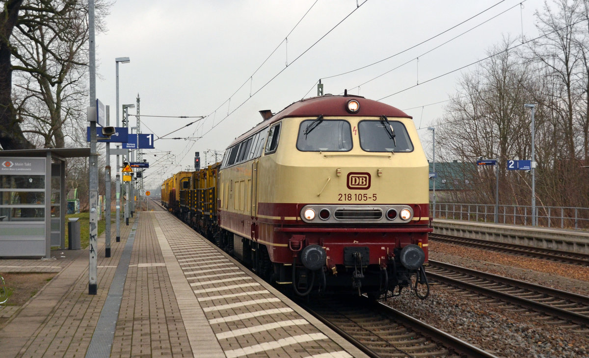 218 105 der Nesa überführte am 27.01.18 eine Speno-Schleifeinheit und weitere Bauzugwagen nach Muldenstein. Hier passiert der Zug den Bahnhof Gräfenhainichen.