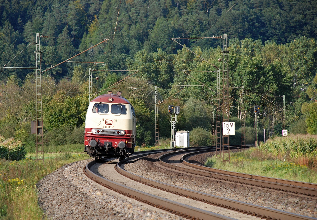 218 105 der Westfrankenbahn auf Überführung zwischen Mecklar und Friedlos (22.9.2017).