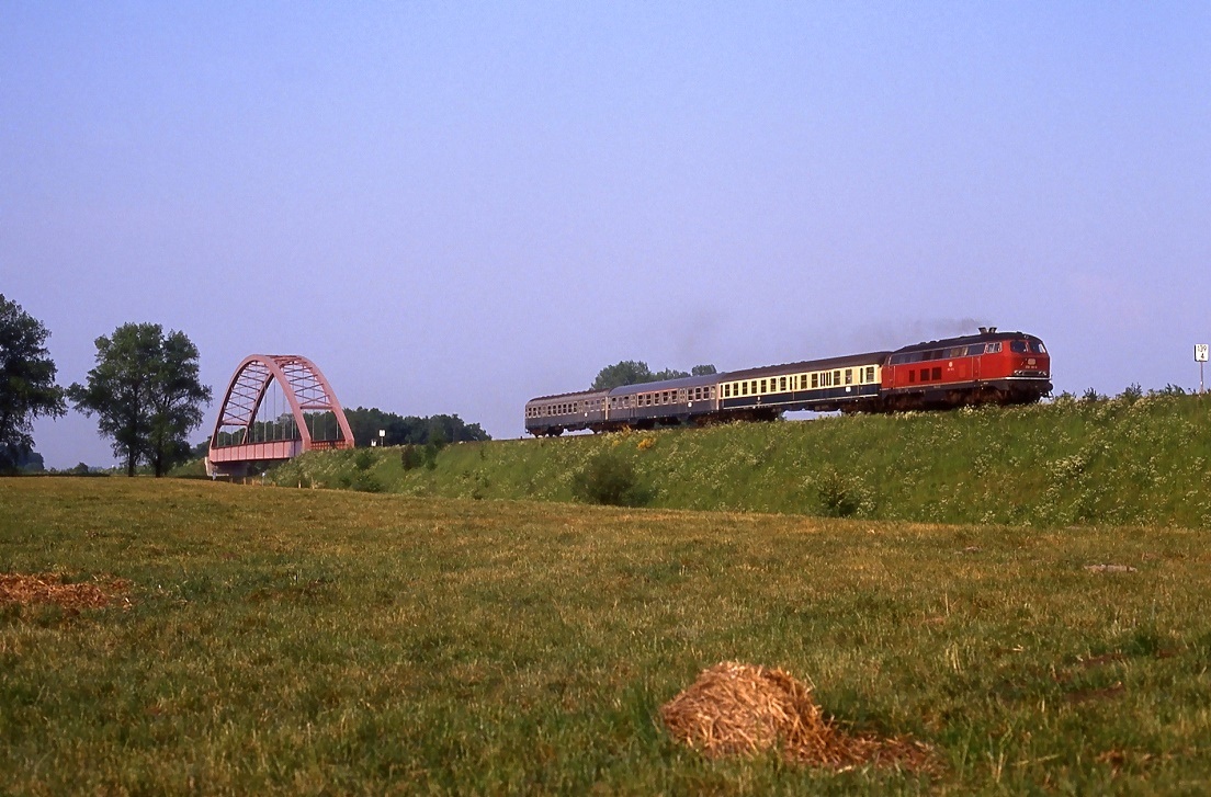 218 110 hat den Elbe-Seitenkanal gequert und nhert sich mit dem E4090 Kiel - Lneburg dem Zielbahnhof, Aufnahme bei Adendorf, 26.05.1988.