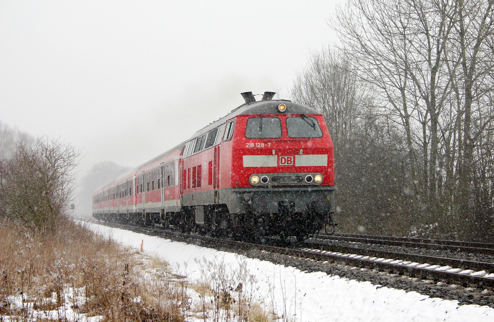 218 128 hat den Bahnhof Euskirchen mit einem RE nach Trier verlassen.
Aufgenommen am 4. März 2006.