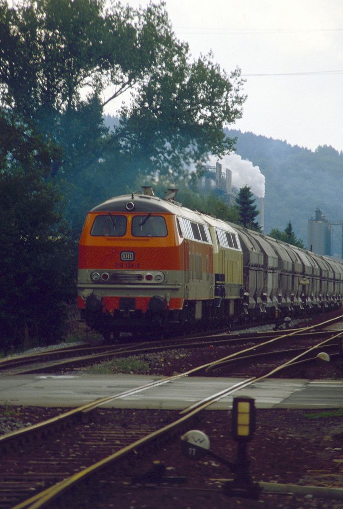 218 134 und 153 im Juni 1988 anlässlich eines Sondertransports der RWK Hönnetal im Bf. Lendringsen.