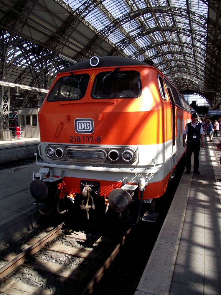 218 137-8 steht am 17.08.13 in Frankfurt am Main Hbf  