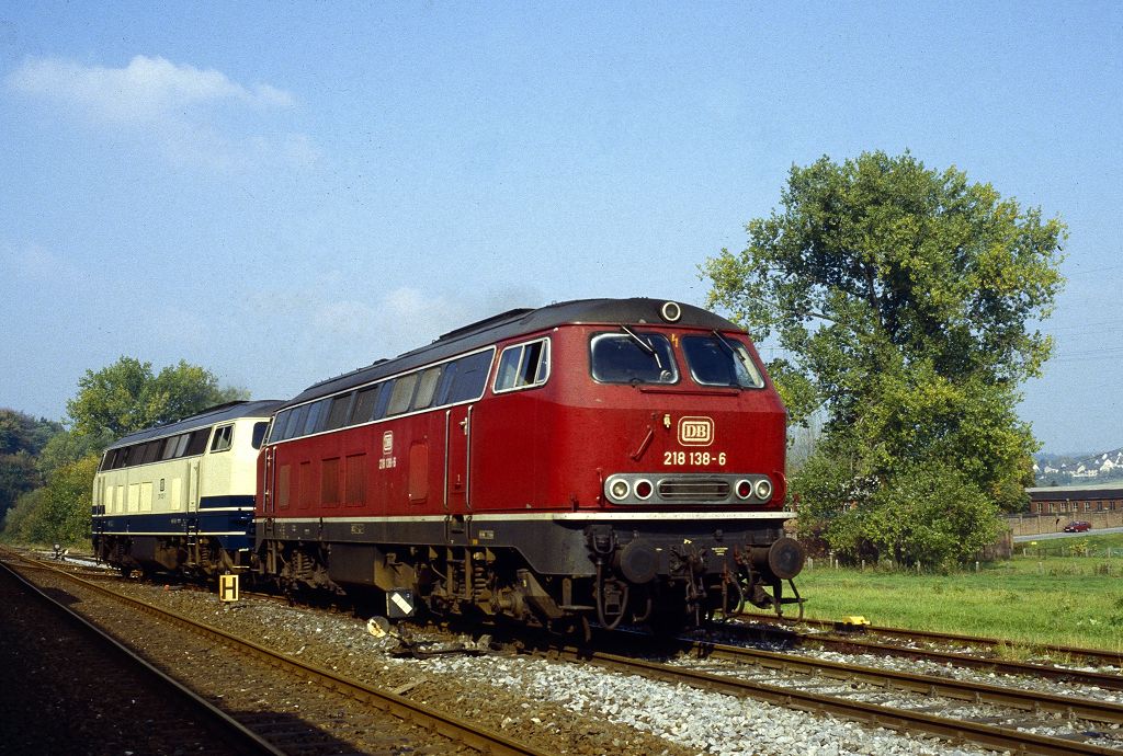 218 138 und 133 im Mai 1990 beim Umsetzen in das Werksgleis der RWK in Lendringsen.