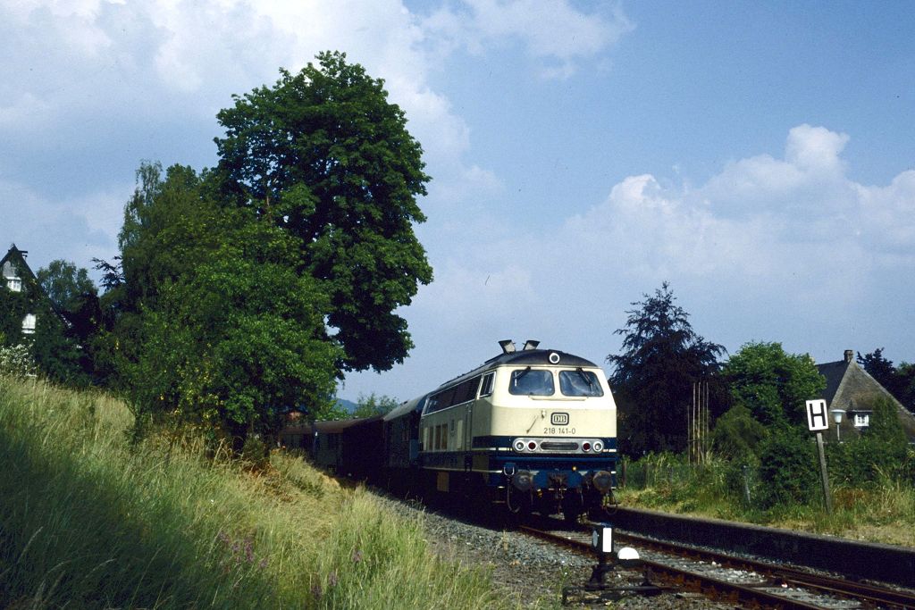 218 141 mit Spritzzug bei Gleidorf (Strecke Wennemen - Schmallenberg) am 26.06.1989.