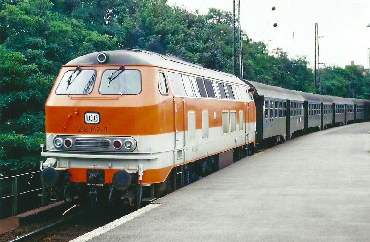 218 142-8 der ehemaligen City-Bahn Kln - Gummersbach stellt im Bhf. Neuss einen Nahverkehrszug bereit, den sie anschlieend nach Kranenburg befrdern wird (KBS 495,im Sommer 1991, als das Bild entstand, noch 470). Das Original ist ein Agfa-CT-18-Dia.