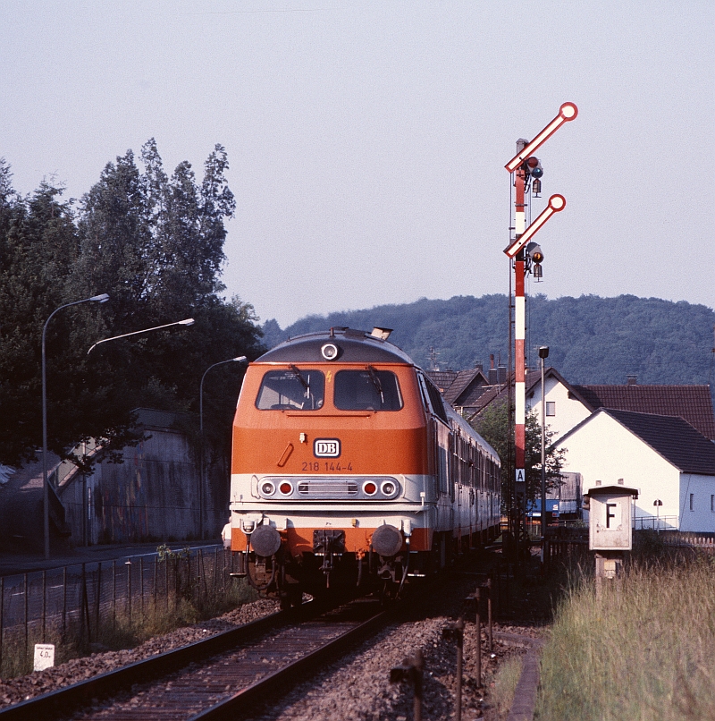 218 144 am Einfahrsignal Overath, 15.6.1986.