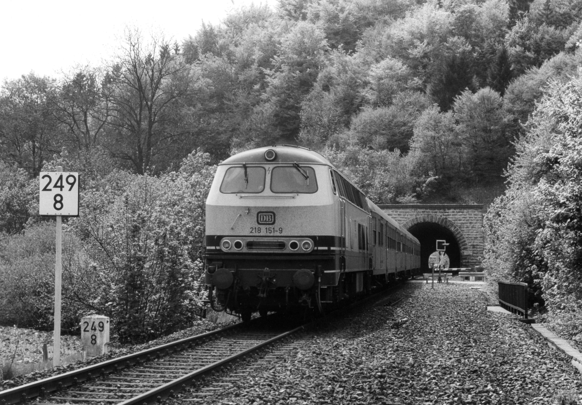 218 151 auf der zwischen Brilon-Wald und Warburg bereits eingleisig zurückgebauten oberen Ruhrtalbahn am Messinghauser Tunnel (19.5.1986). 