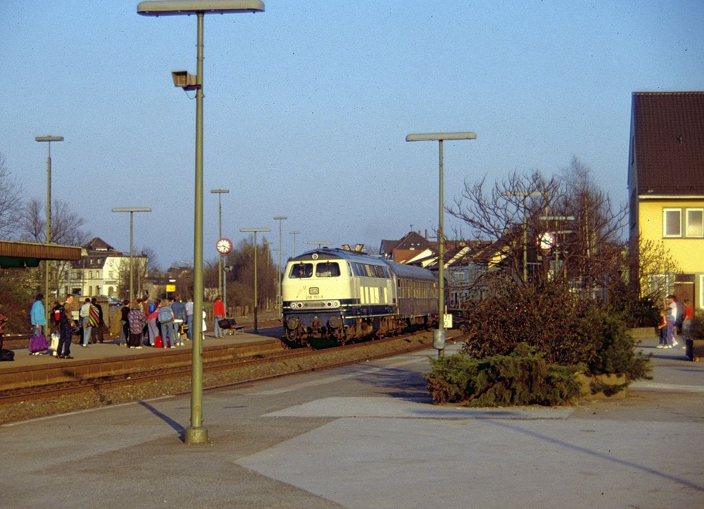 218 153 fährt am 20.02.1990 in Fröndenberg ein