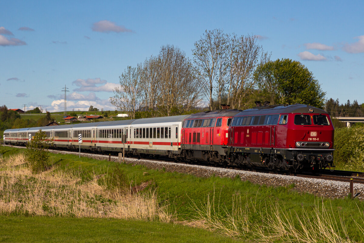 218 155-0 und 456-2 am IC 2013 bei Thanners gen Immenstadt. 23.5.21