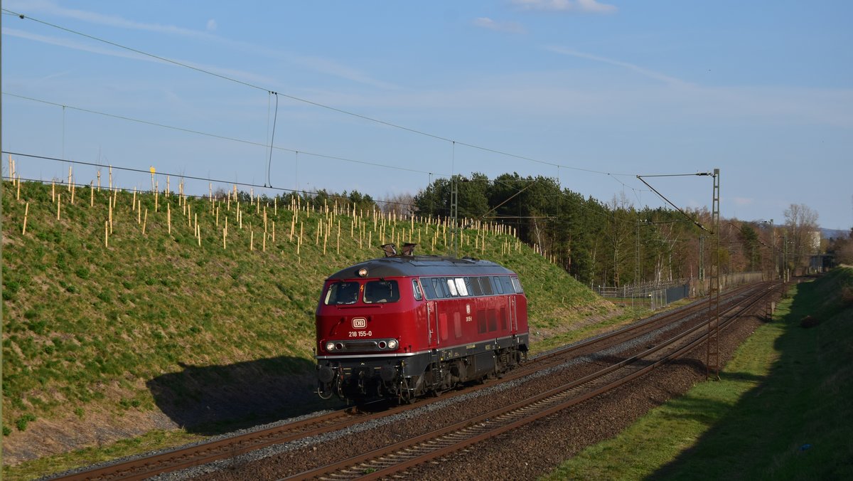 218 155 ist als Einzellok kurz vor dem Abzweig Hanau Rauschwald zu sehen. Sie ist auf dem Weg aus Richtung Aschaffenburg in Richtung Friedberg. Aufgenommen am 30.3.2019 16:34
