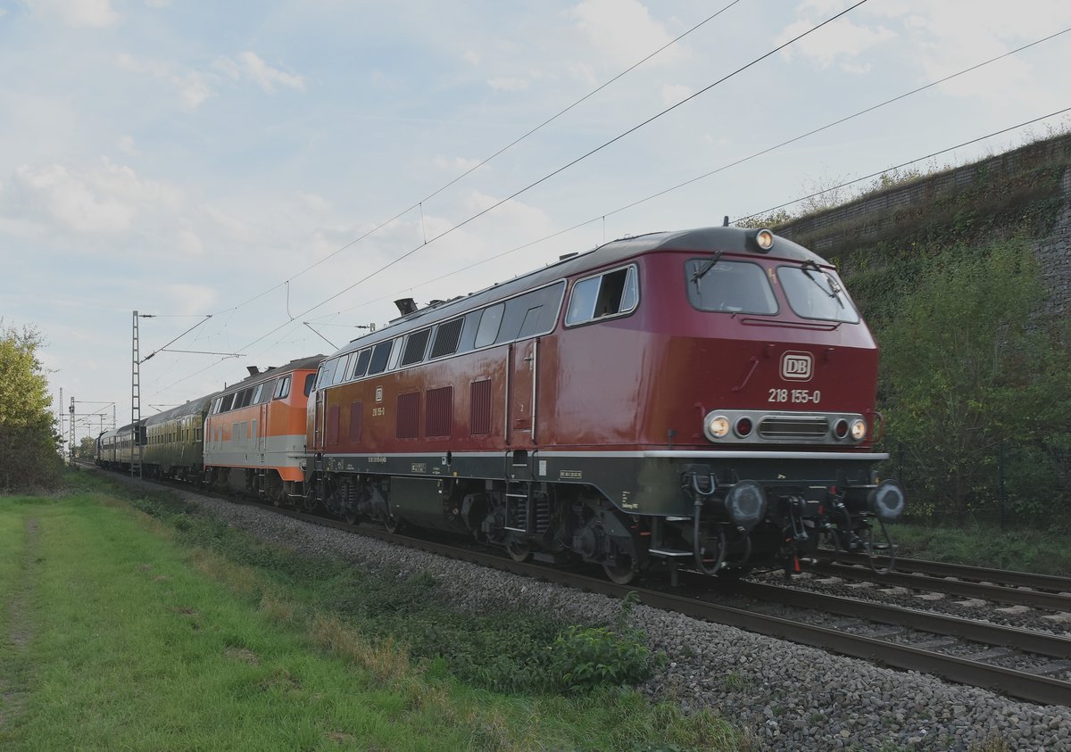 218 155 kommt mit 218 137 zwei Personenwagen und der 212 372 in Allerheiligen gen Neuss gefahren am heutigen Abend kurz nach 17:09 Uhr vors Objektiv. Ziel der Fahrt ist Dortmund. 6.10.2018