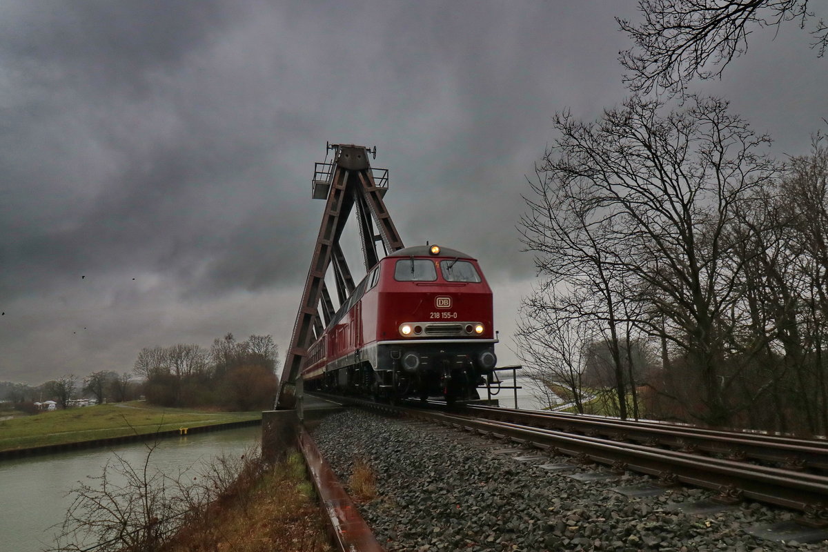 218 155 der NeSa mit ihrem Sonderzug am 1.2.2020 beim Überqueren der Lüdinghausener Dreigurtbrückeüber den Dortmund-Ems-Kanal 