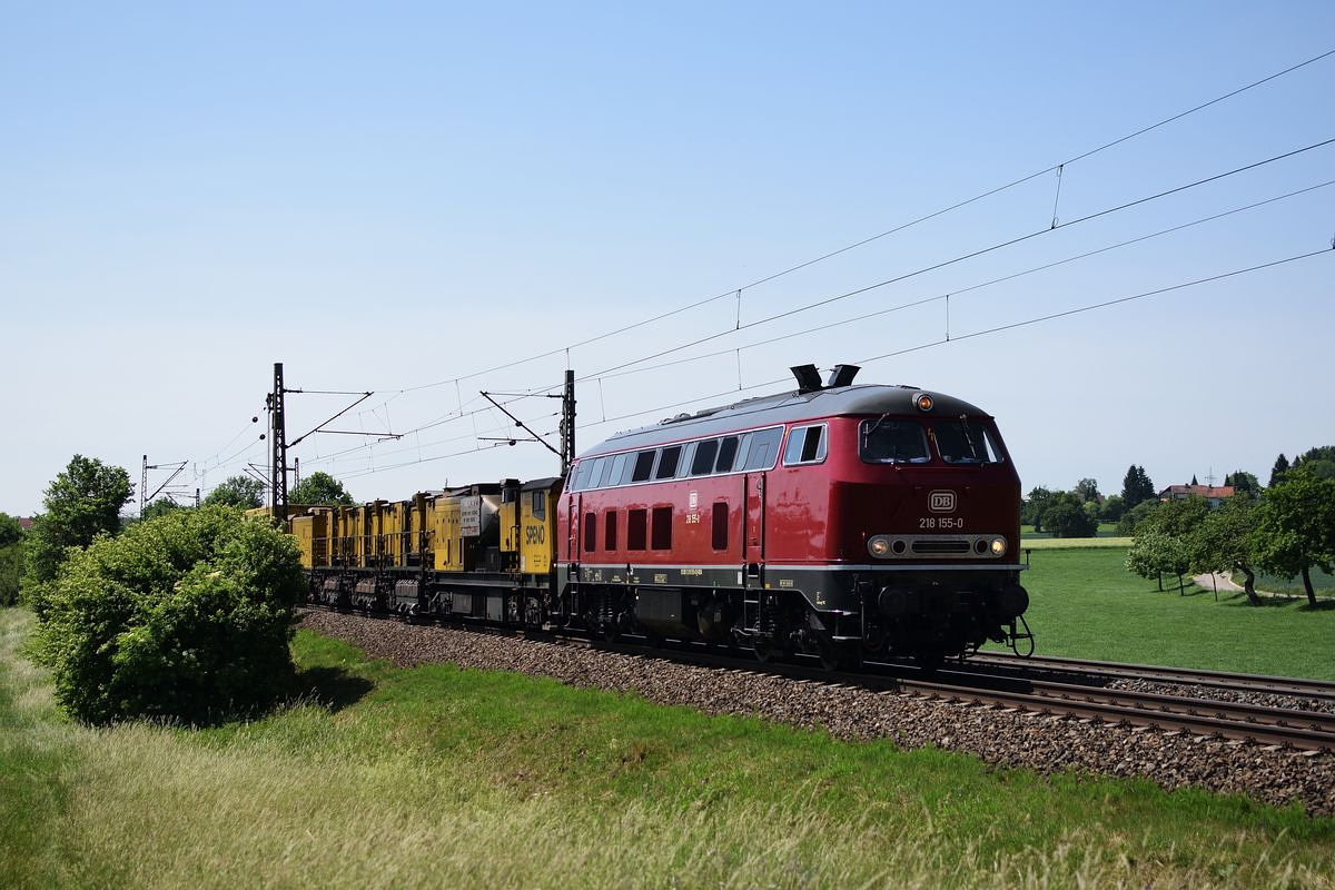 218 155 der NeSa zieht am Vormittag des 28. Mai 2018 einen Schienenschleifzug bei Westerstetten über die Schwäbische Alb Richtung Stuttgart.