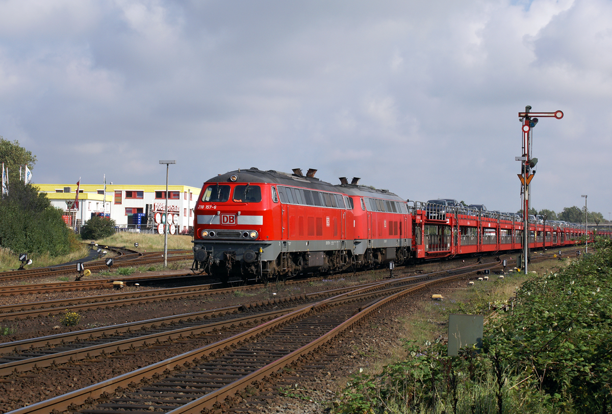 218 157-6, einstmals die vorletzte orientrot lackierte Lok der Baureihe 218, stoch auch nach Neulackierung in verkehrsrot 2007 durch das große DB-Logo aus der Riege der 218er heraus. Am 24.08.2007 erreichten 218 157-6 und eine Schwesterlokomotive mit einem Autozug den Bahnhof von Westerland.