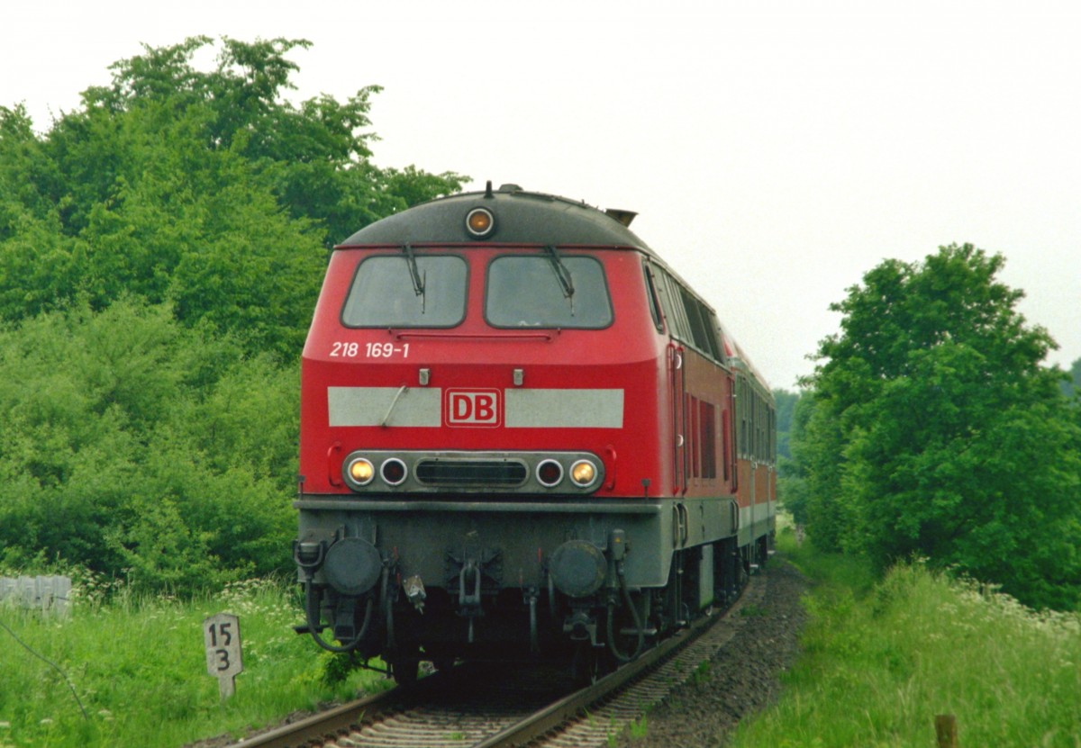218 169 mit RE 35716 (Lbeck–Travemnde) am 04.06.2003 am Bahnbergang  Ivendorfer Landstrae  zwischen Kcknitz und Skandinavienkai