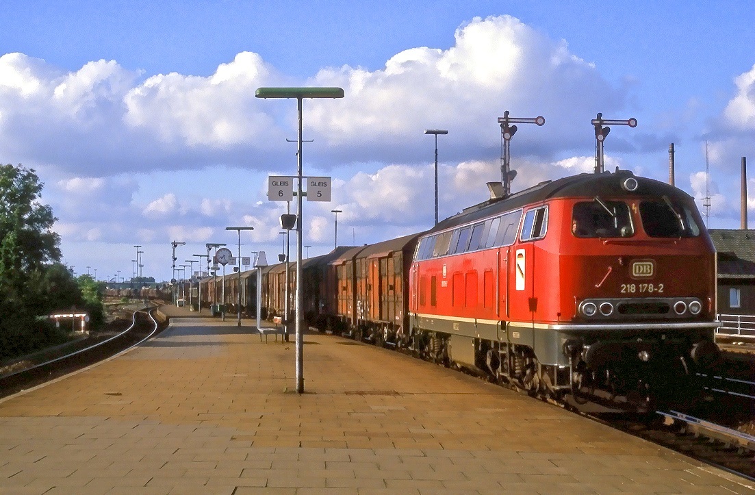 218 178 im Bahnhof Neumünster, 01.07.1985.
