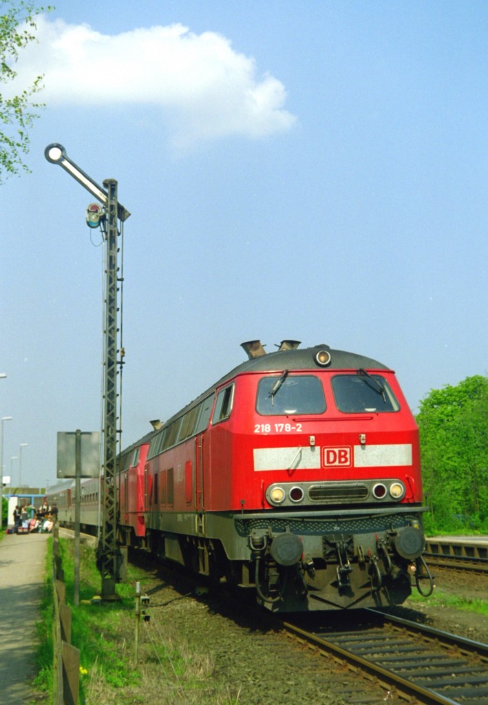 218 178 mit IC 803  Sylter Strand  (Westerland–Kln–Karlsruhe) am 29.04.2000 in Friedrichstadt