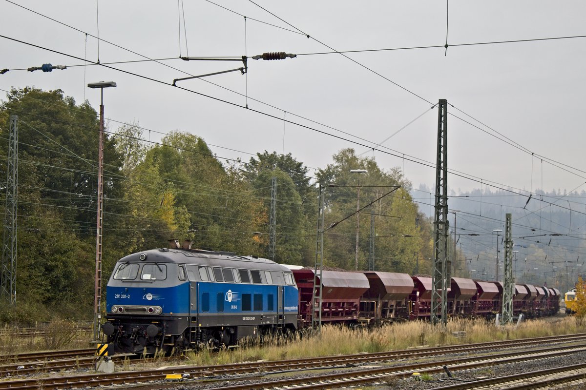 218 201-2 der Eisenbahngesellschaft Potsdam wartet am 17.10.2020 mit einem Schotterzug im Bahnhof Altenbeken 