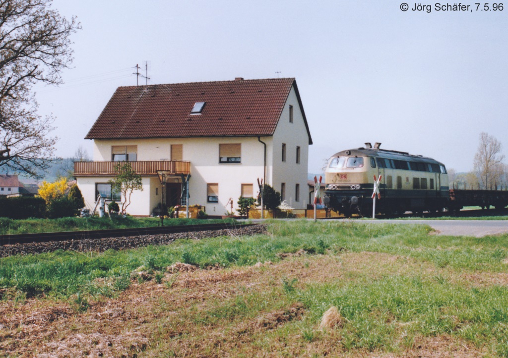 218 202 erreichte am 7.5.96 auf dem Rückweg nach Bamberg den Bahnübergang bei Simmersdorf.
