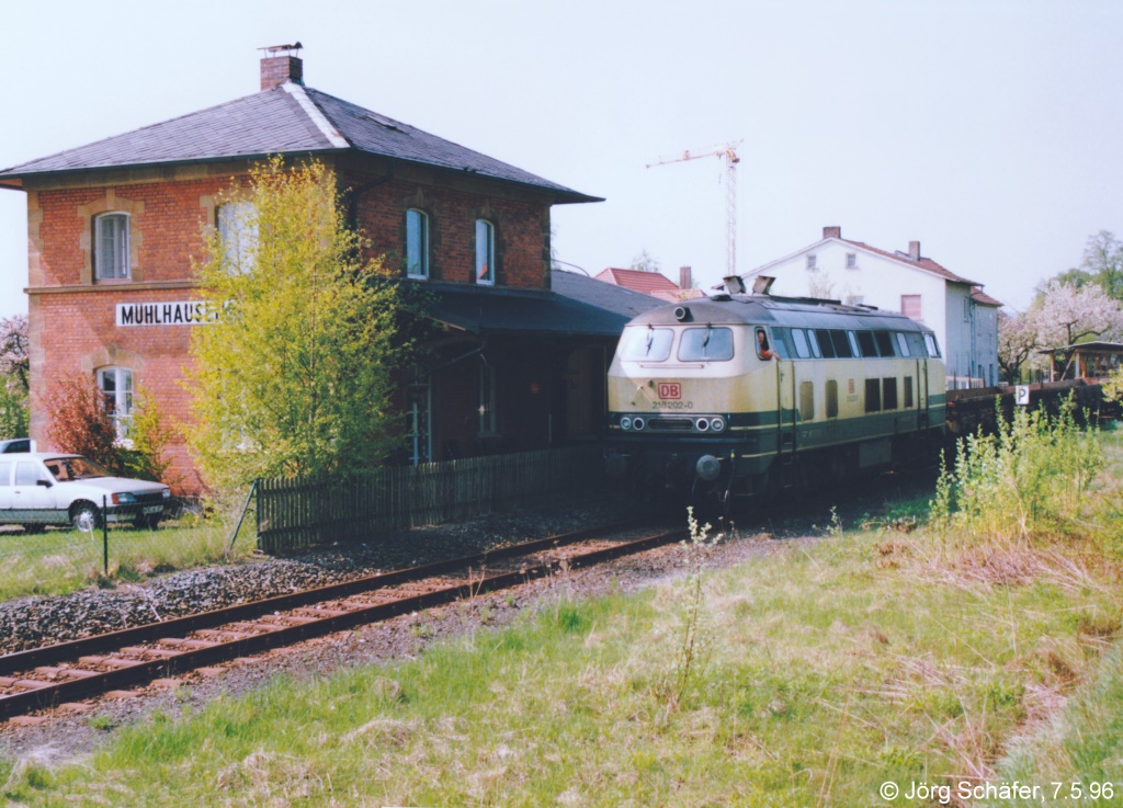 218 202 fuhr auf dem Rückweg nach Bamberg am 7.5.96 durch den Bahnhof Mühlhausen.