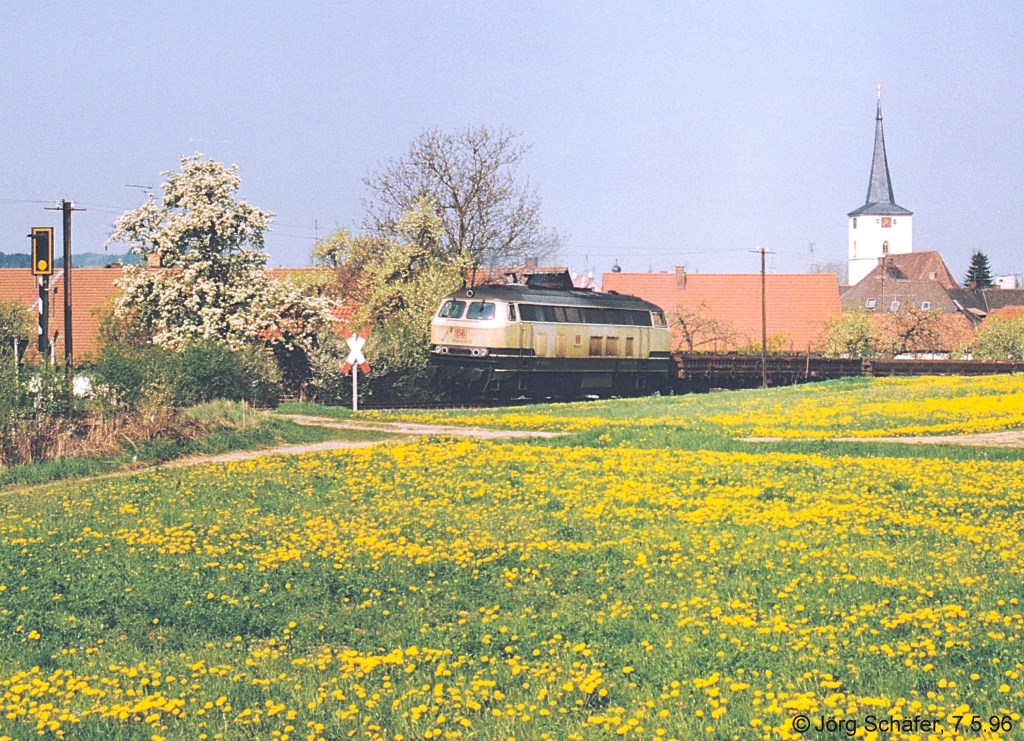 218 202 hatte am 7.5.96 etwa 500 Meter des Rückwegs nach Bamberg geschafft, als sie an der Schlüsselfelder Kirche vorbei fuhr.