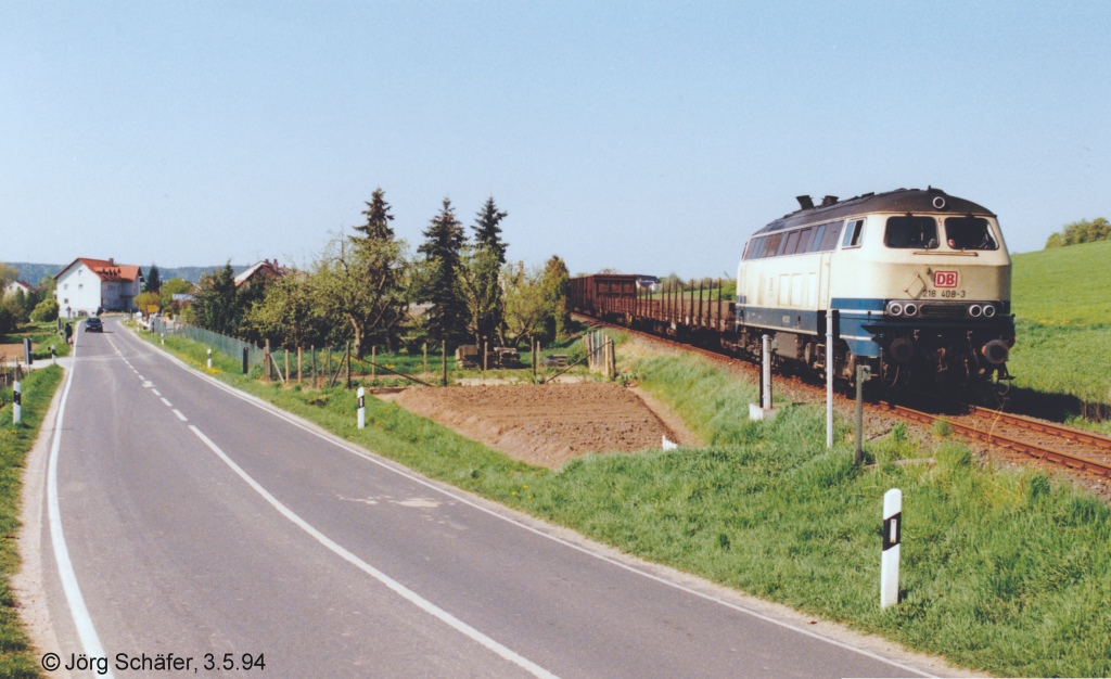 218 202 hatte am 7.5.96 auf dem Weg nach Bamberg gerade die Ortsdurchfahrt und den Bahnhof Mühlhausen passiert.