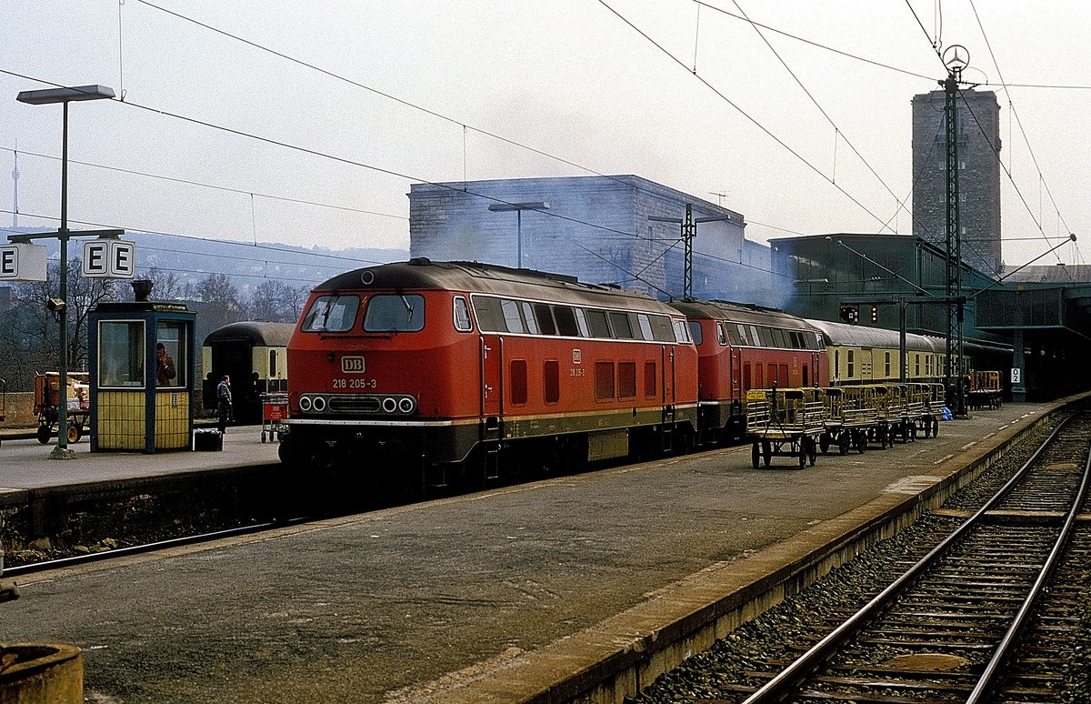218 205 + 218 ...  Stuttgart Hbf  10.04.84