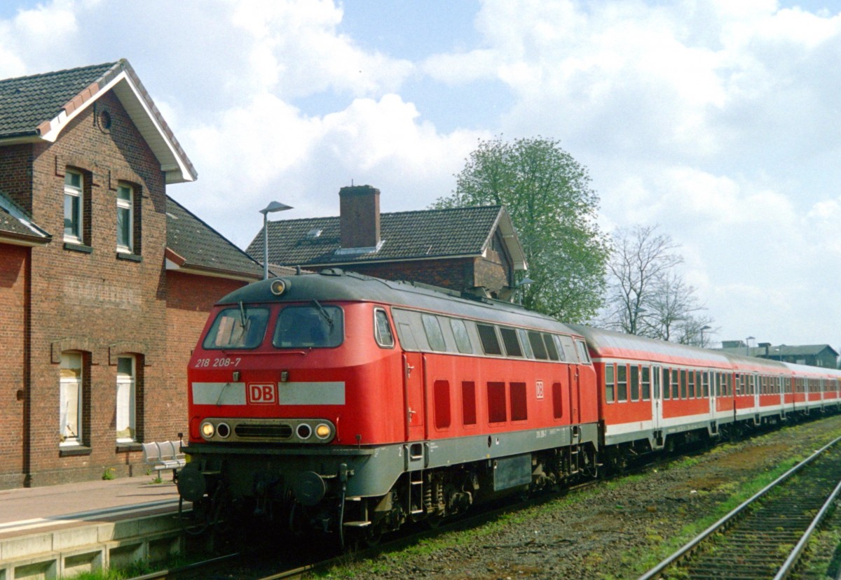 218 208 mit RE 14568 (Hamburg-Harburg–Cuxhaven) am 02.05.2006 in Cadenberge