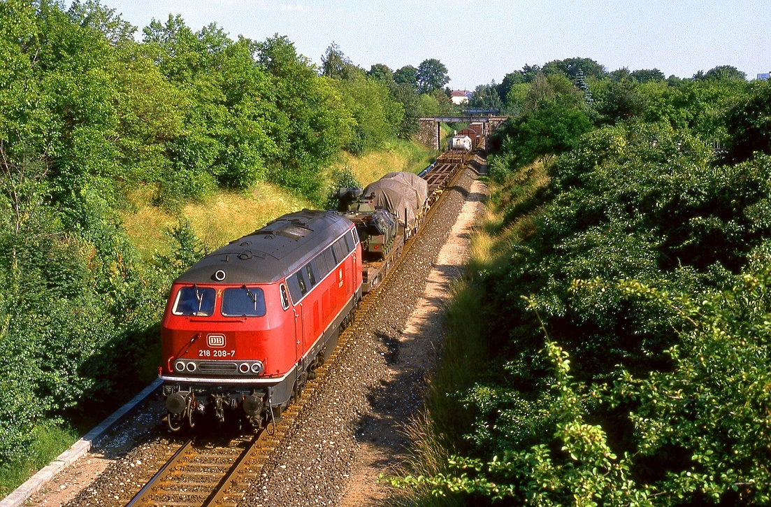 218 208 verlässt den Nürnberger Rangierbahnhof in Richtung Hersbruck, Aufnahme von der Brücke Ostendstraße aus, 05.07.1985.