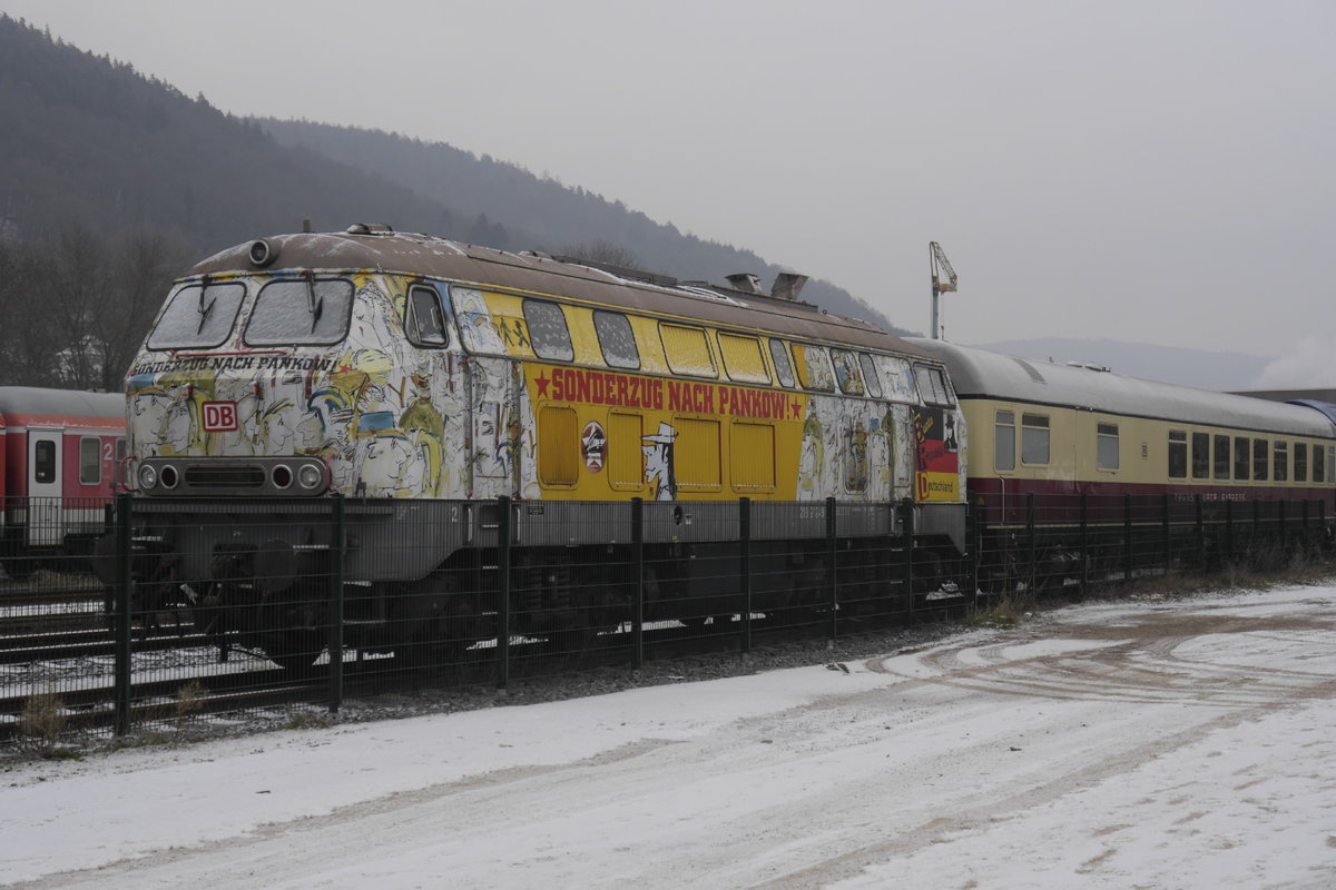 218 212 ist mit ihrer Bemalung, die Udo Lindenberg 20 Jahre nach seinem Pankow-Song für einen Sonderzug zum Tag der Deutschen Einheit in Magdeburg selbst gestaltet hat, das Highlight im seit November 2018 geöffneten  Erlebnisbahnhof  Amorbach. Aufnahme vom trüben Nachmittag des 24.1.19.